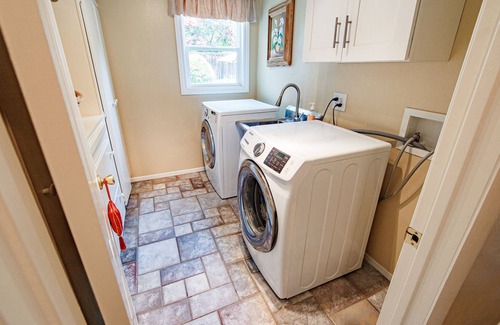 East Whittier House | Phenomenal space centrally located minutes form everything