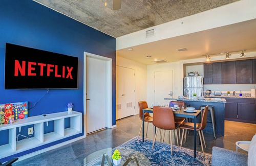Evans Churchill Apartment | Phoenix DT Stay with Balcony+Gym+Pool+Parking+W/D!