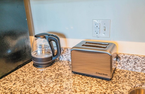 Evans Churchill Apartment | Phoenix DT Stay with Balcony+Gym+Pool+Parking+W/D!