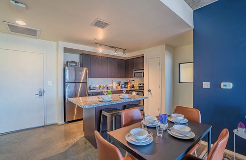 Evans Churchill Apartment | Phoenix DT Stay with Balcony+Gym+Pool+Parking+W/D!