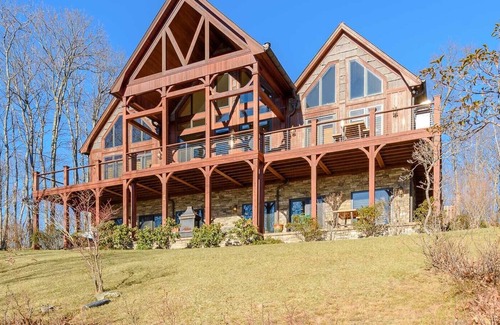 Jefferson House | Phoenix Mountain Lodge on Twickenham estate