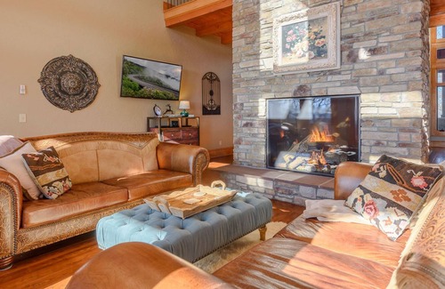 Jefferson House | Phoenix Mountain Lodge on Twickenham estate