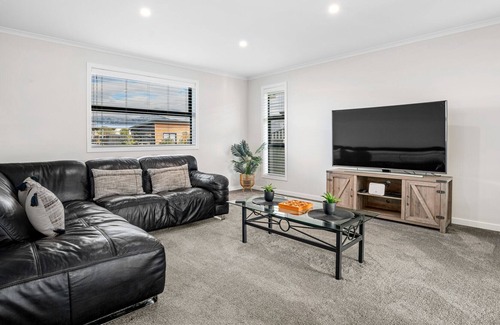 Lowburn House | Phoenix Peace - Cromwell Holiday Home