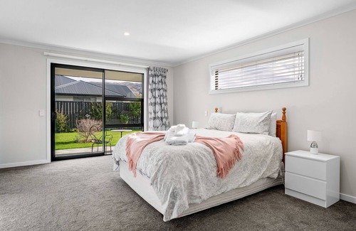 Lowburn House | Phoenix Peace - Cromwell Holiday Home