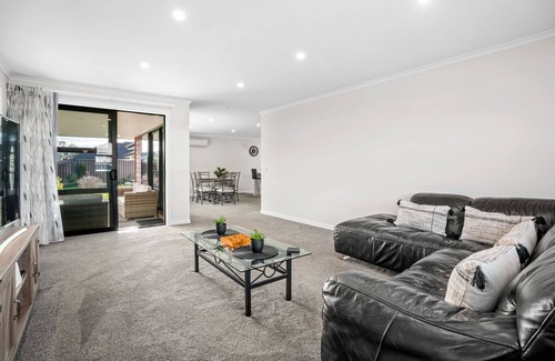Lowburn House | Phoenix Peace - Cromwell Holiday Home