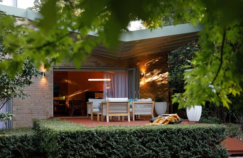 Blackheath House | Piano House is Architecturally designed with manicured gardens and pet friendly