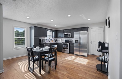Clarksville House | PianoKey- 300mbps WiFi- WorkSpace
