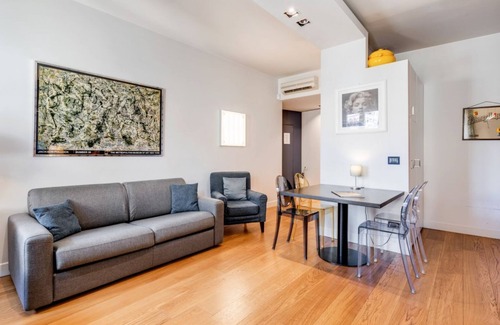 Santa Croce Apartment | Piazza Santa Croce Design Apartment with Balcony