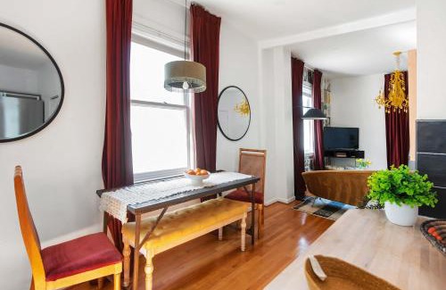 Cabbagetown House | Piccadilly Circus