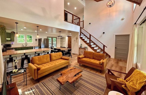 Dahlonega House | Pickle/Basketball, Gym, Rockwall, Arcade, Hot Tub!