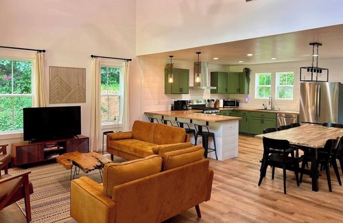 Dahlonega House | Pickle/Basketball, Gym, Rockwall, Arcade, Hot Tub!