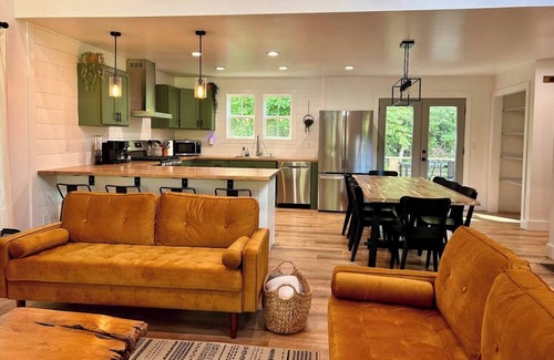 Dahlonega House | Pickle/Basketball, Gym, Rockwall, Arcade, Hot Tub!
