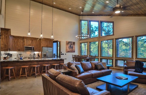 Pickens Cabin | ★ Pickleball Court + Pool + Hot Tub - Sleeps 20! ★