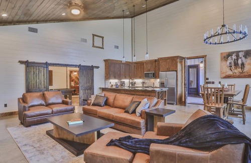 Pickens Cabin | ★ Pickleball Court + Pool + Hot Tub - Sleeps 20! ★