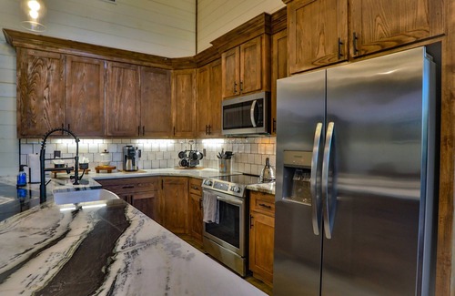 Pickens Cabin | ★ Pickleball Court + Pool + Hot Tub - Sleeps 20! ★