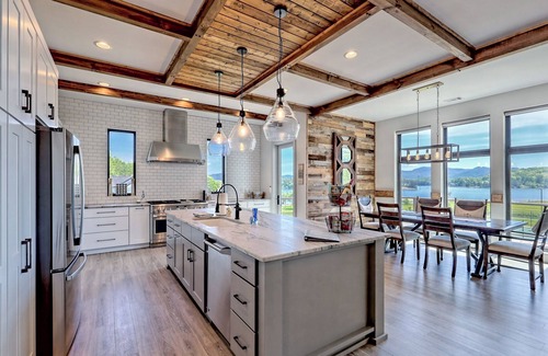 Young Harris House | Pickleball Paradise Resort - by Chatuge Home Concierge Tennis/pickleball court, hot tub, firepit, Basketball , ping pong