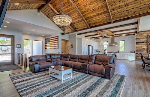 Young Harris House | Pickleball Paradise Resort - by Chatuge Home Concierge Tennis/pickleball court, hot tub, firepit, Basketball , ping pong