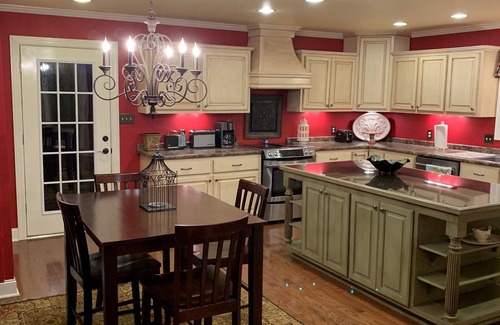 Iuka House | PICKWICK BAILIWICK - A PEACEFUL RETREAT OVERLOOKING PICKWICK LAKE + RV HOOKUP