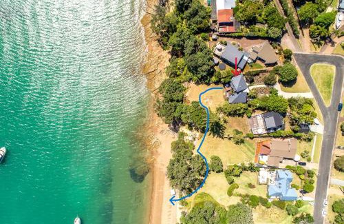Surfdale House | Picnic Bay Hideaway - Be My Guest Waiheke