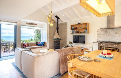 Surfdale House | Picnic Bay Hideaway - Be My Guest Waiheke