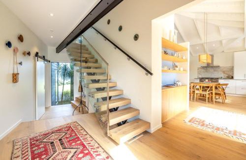 Surfdale House | Picnic Bay Hideaway - Be My Guest Waiheke
