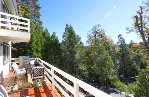 Crestline House | Picturesque Cabin 2 Balconies, Walk to Lake!