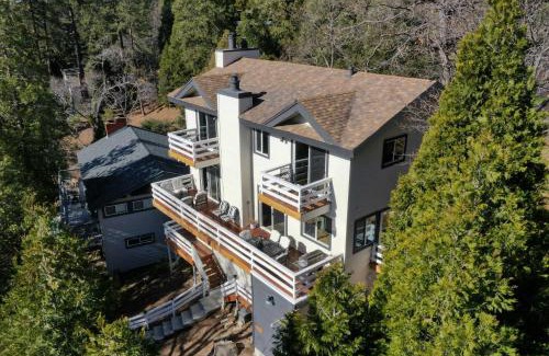 Crestline House | Picturesque Cabin 2 Balconies, Walk to Lake!