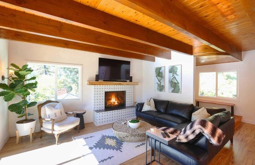 Crestline House | Picturesque Cabin 2 Balconies, Walk to Lake!