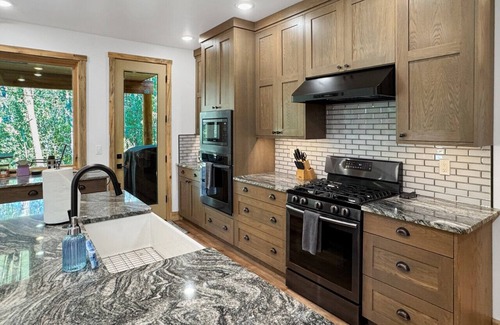 McCall House | Picturesque Cedar Retreat w/Hot Tub