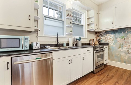 Greenville House | Picturesque Home in Arts District GVL + 1mi to Falls Park DT+ 5 Min Walk to Food