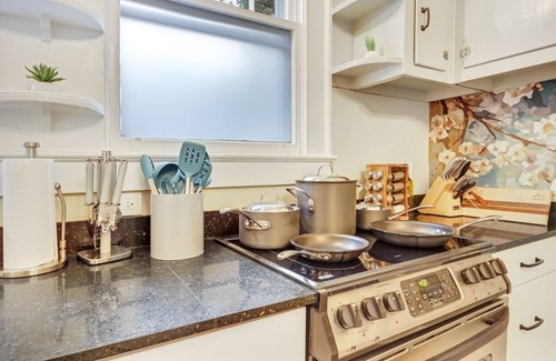 Greenville House | Picturesque Home in Arts District GVL + 1mi to Falls Park DT+ 5 Min Walk to Food