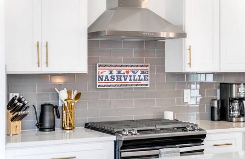 Hurwood Heights House | Picturesque Home w/Rooftop Deck, Full Kitchen