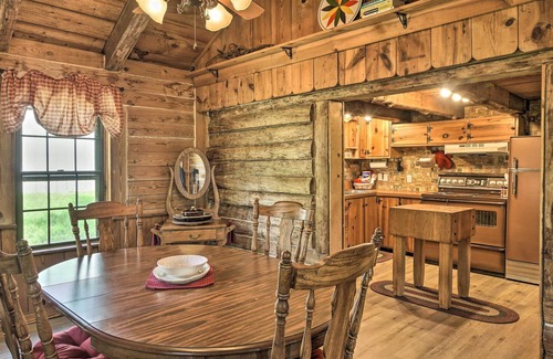 Emerald Beach Cabin | Picturesque Log Cabin < 1 Mile to Table Rock Lake!