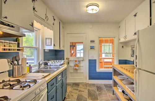 Bartlett House | Picturesque Retreat on 1 Acre w/Gas Grill!