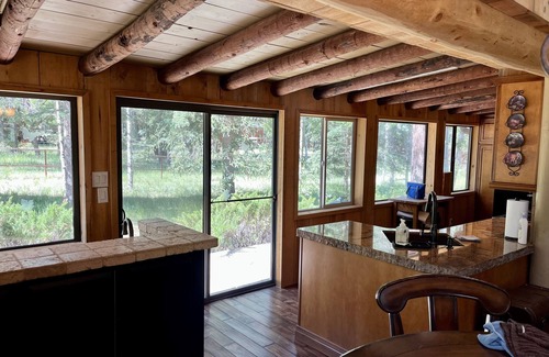 Alpine Cabin | Picturesque retreat inspired by Thomas Kinkade, situated on 1.5 acres!