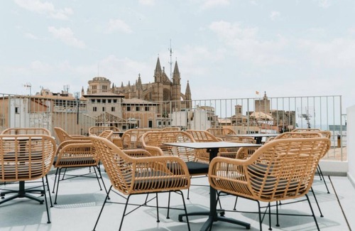 Sant Nicolau House | Picturesque Views! Comfortable and Pet-friendly Room, Close to Passeig Marítim!