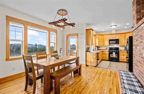 Newberg House | Picturesque Vineyard and Valley Views, Quiet and Private Setting, Huge Deck, *Complimentary Wine*