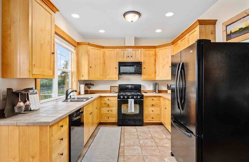 Newberg House | Picturesque Vineyard and Valley Views, Quiet and Private Setting, Huge Deck, *Complimentary Wine*