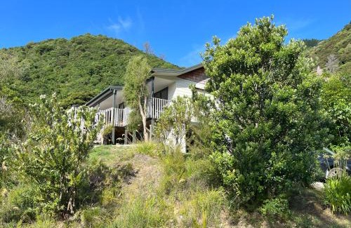 Waikawa Bay House | Picturesque Waikawa - Picton Holiday Home