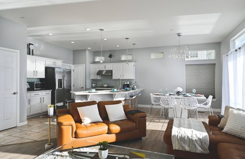 Sparks House | Picturesque Waterfront Modern Lake House