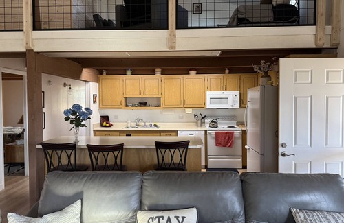 Newland Cabin | Piece of The Mountain! Charming cabin your perfect mountain getaway!