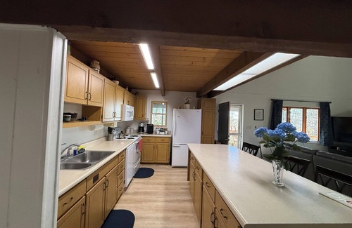 Newland Cabin | Piece of The Mountain! Charming cabin your perfect mountain getaway!