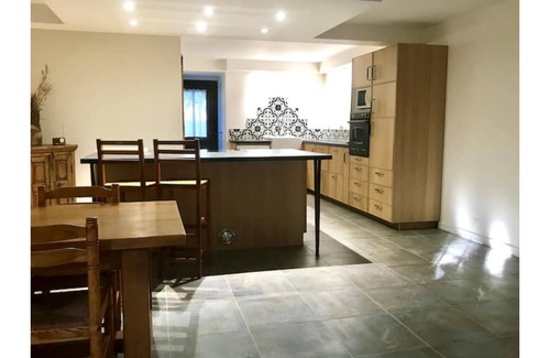Saint-Saturnin-les-Avignon Apartment | Pied à terre at the gateway to the Ventoux, bike rental.