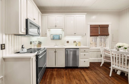 Hendersonville House | Piedmont Kitchen House | Charming Cottage on 65 Acres Near Hendersonville