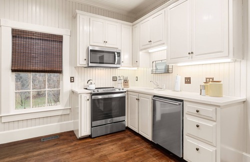 Hendersonville House | Piedmont Kitchen House | Charming Cottage on 65 Acres Near Hendersonville