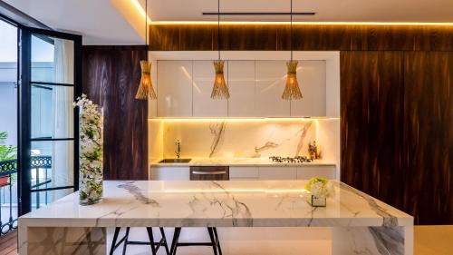 Romantic Zone House | PIER 57 - 410 Amazing 2 BR Condo Romantic Zone