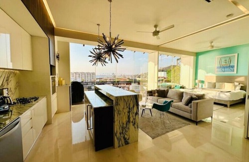 Romantic Zone Apartment | Pier 57 Penthouse 703 - Great Ocean Views & Location, Rooftop Infinity Pool
