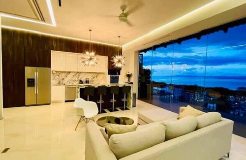 Romantic Zone Apartment | Pier 57 Penthouse 703 - Great Ocean Views & Location, Rooftop Infinity Pool
