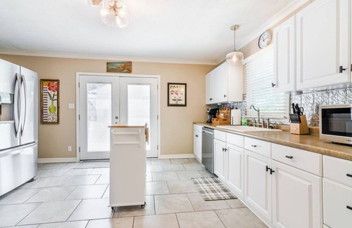 Manhattan House | Pierre Place-Stay in the Heart of Manhattan with Kansas Pride & Comfort