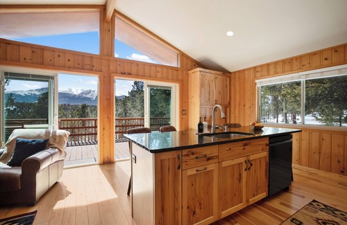 Woodland Park Cabin | Pikes Peak Panorama - 2 acres- Fire Pit - Hot Tub - Starlink